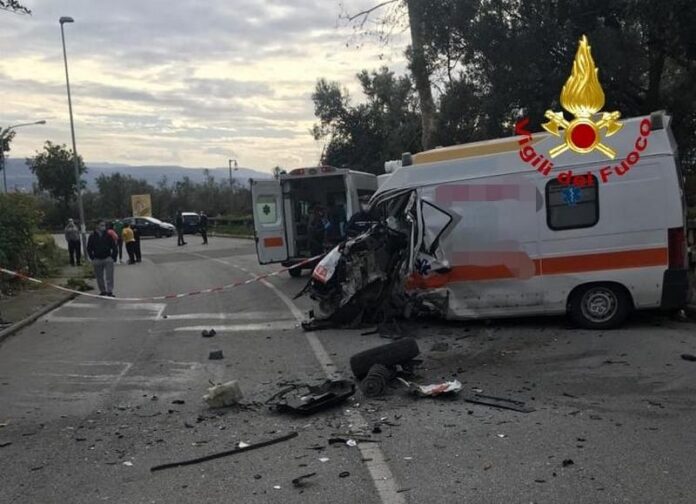 scontro tra furgone e ambulanza