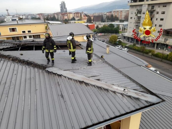 vigili del fuoco tetto rende