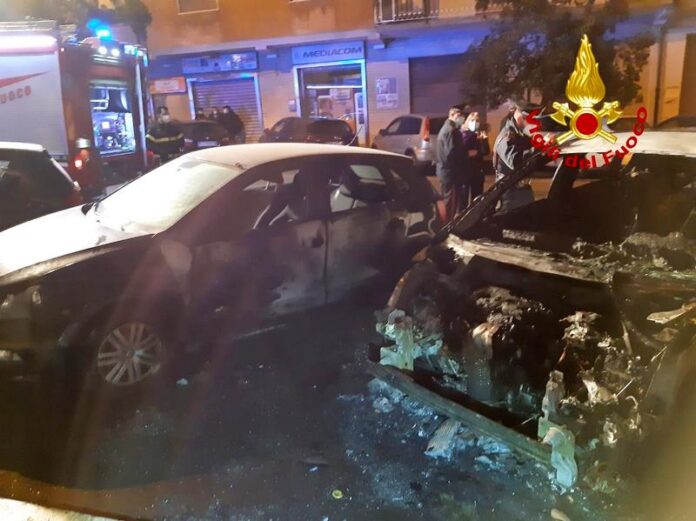 Due vetture in fiamme nella notte a Lamezia Terme
