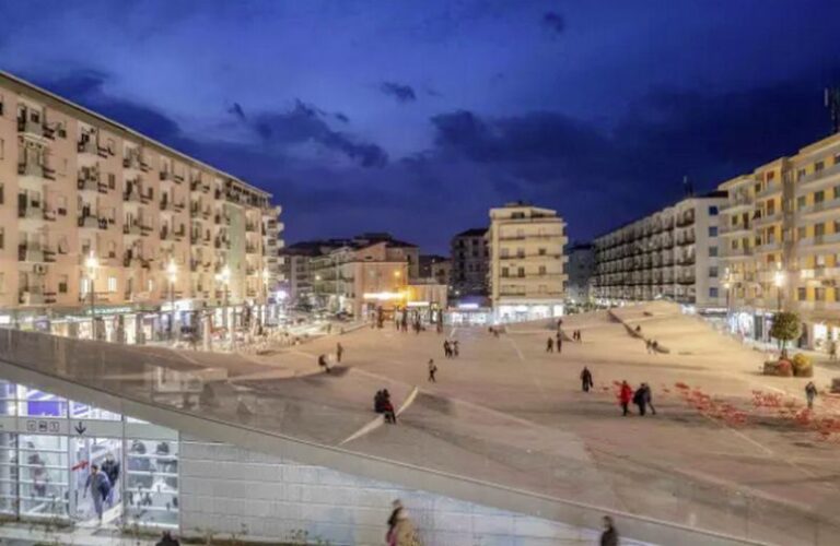 Piazza Bilotti sera