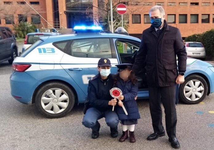 bambina poliziotto