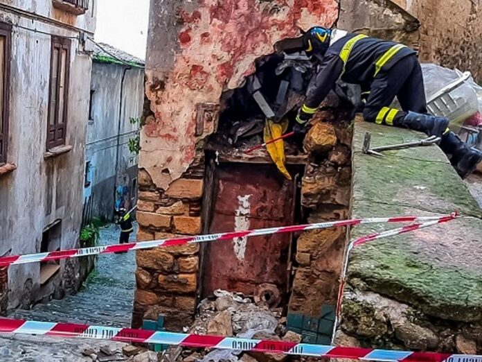 crollo centro storico cosenza