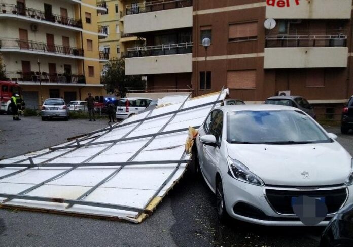 maltempo crotone tettoia auto