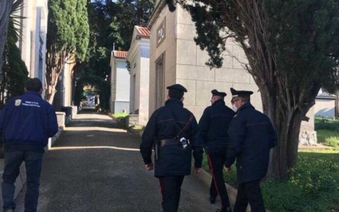 ossa nei rifiuti del cimitero di Pizzo