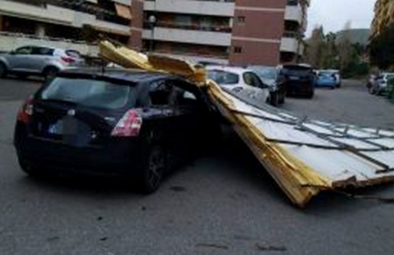 tettoia lamiera su auto