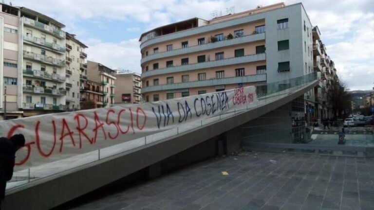 Cosenza calcio, i tifosi contestano ancora Guarascio