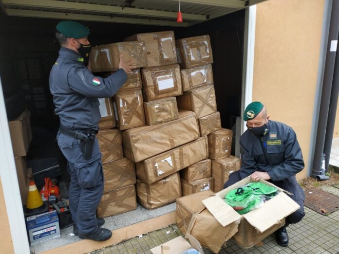 Le Fiamme Gialle donano abbigliamento sequestrato