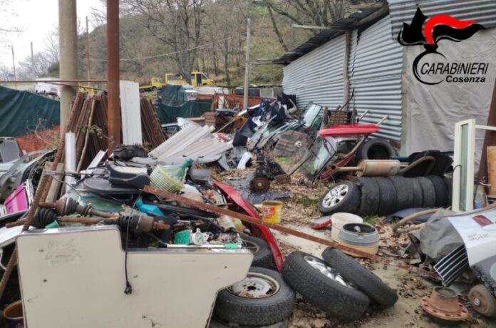 discarica davanti casa