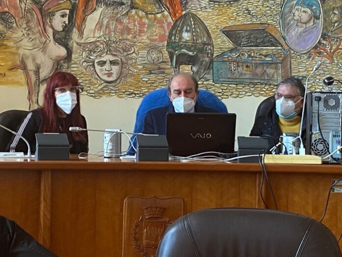 la Presidente De Marco e il dottor Martino Rizzo durante la seduta di commissione sanità