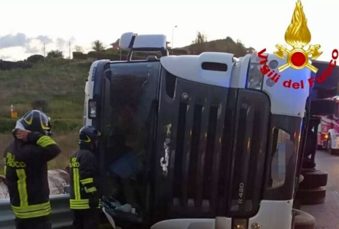 tir ribaltato ss106