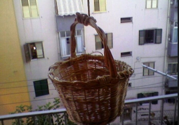 vendeva droga dal balcone di casa