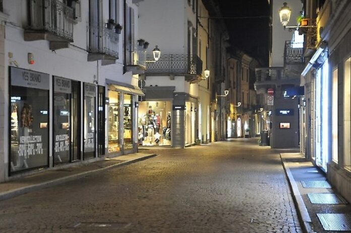 Coprifuoco strada deserta