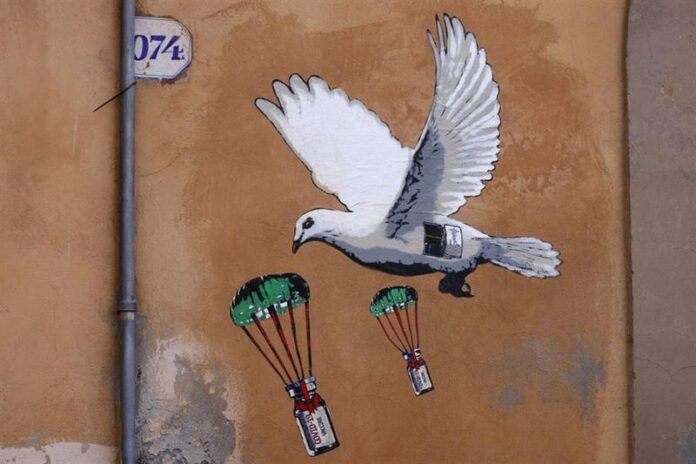 Il disegno apparso sui muri del ministero della Salute