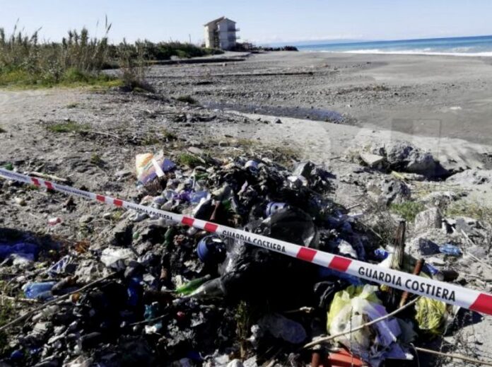 La discarica nei pressi del fiume Oliva