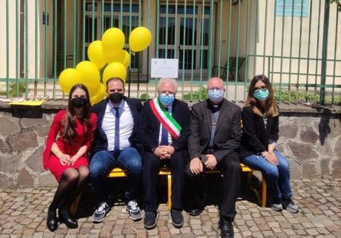 inaugurazione panchina gialla Regeni a Casali del Manco