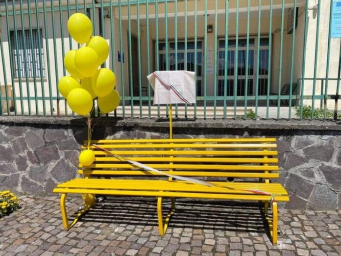 panchina gialla a Regeni - Casali del Manco