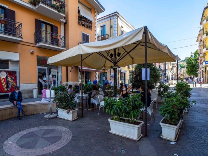 un bar all'aperto a Cosenza su corso Mazzini ok