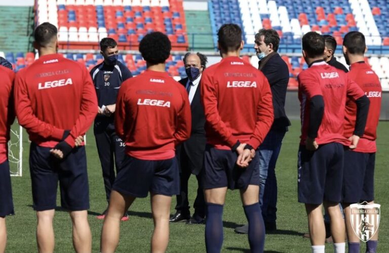 Cosenza calcio, destino sospeso tra tensioni e speranze