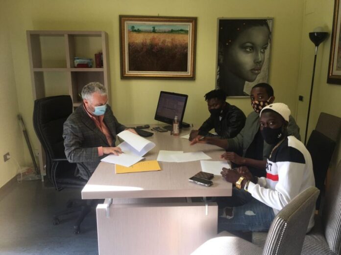 il notaio Riccardo Scornajenghi, Adama Traore, Madi Monougouy, Sadia Diaby