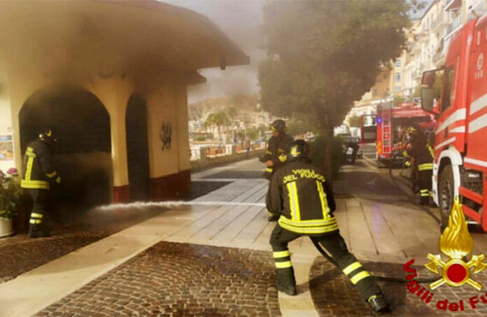 Crotone incendio lido