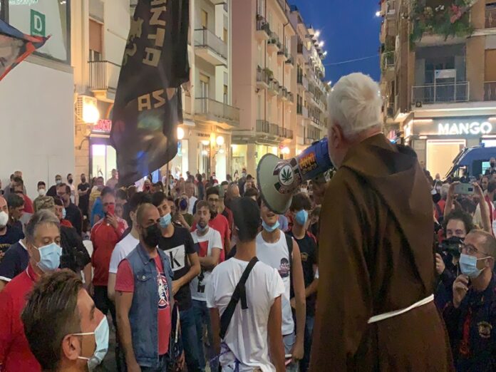 Padre Fedele incita gli ultras del Cosenza