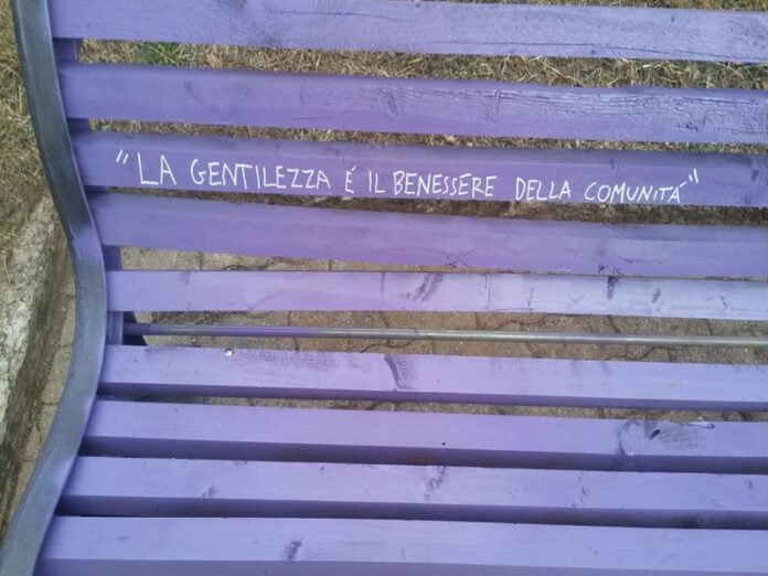 Panchina danneggiata