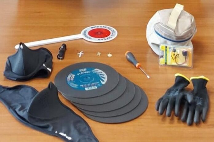 Il materiale trovato nell’auto sequestrata