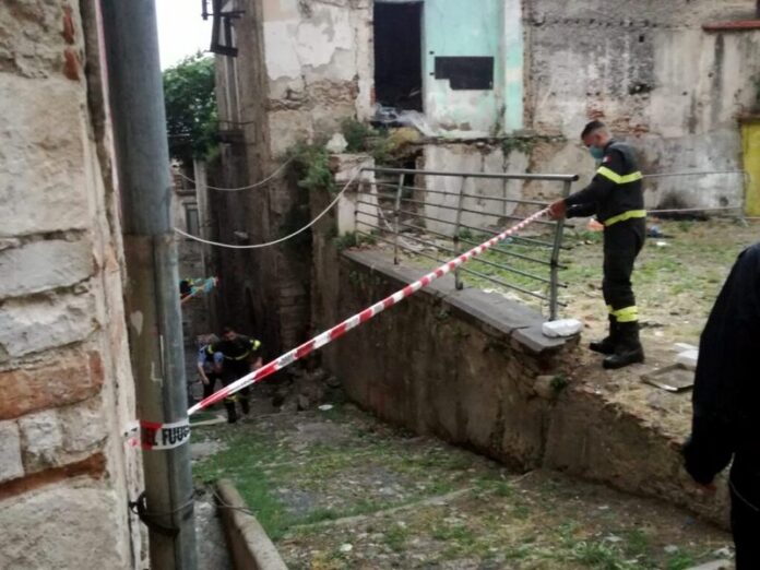 crollo solai centro storico cosenza