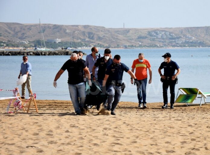 crotone cadavere spiaggia