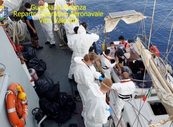 crotone sbarco migranti