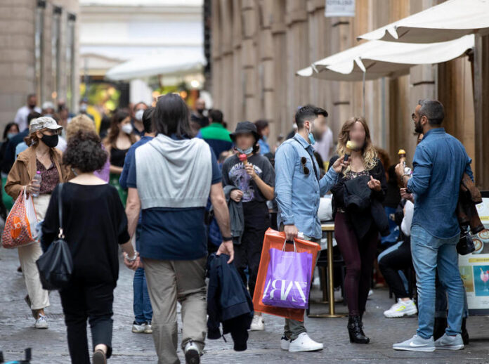 gente strada mascherine covid