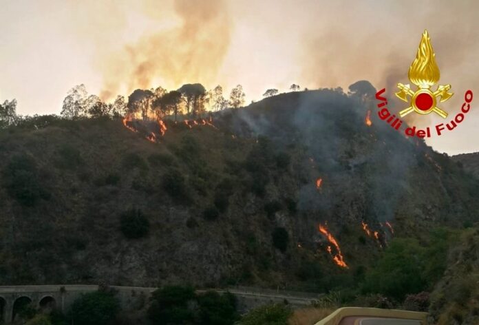 incendio caldo calabria