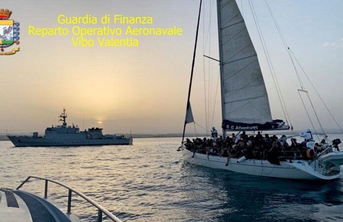 intercettati due yacht con migranti
