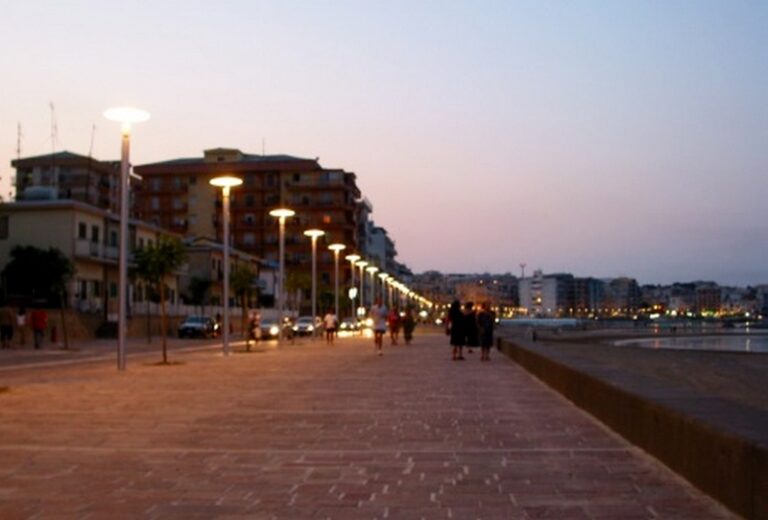 lungomare crotone sera