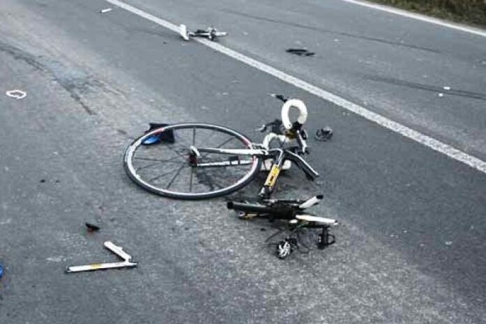 muore cadendo dalla bici