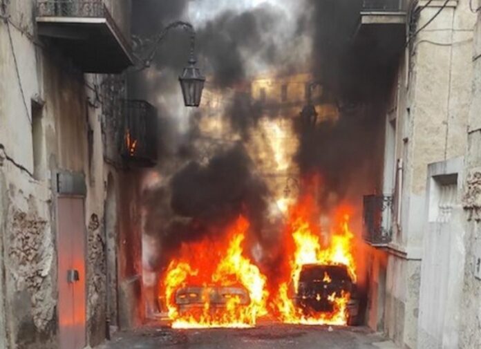 auto in fiamme corigliano