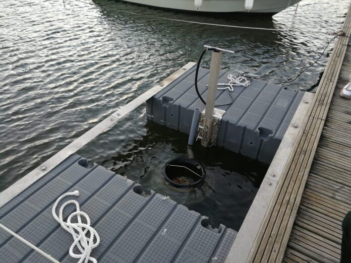 cestino galleggiante di rifiuti Laghi di Sibari