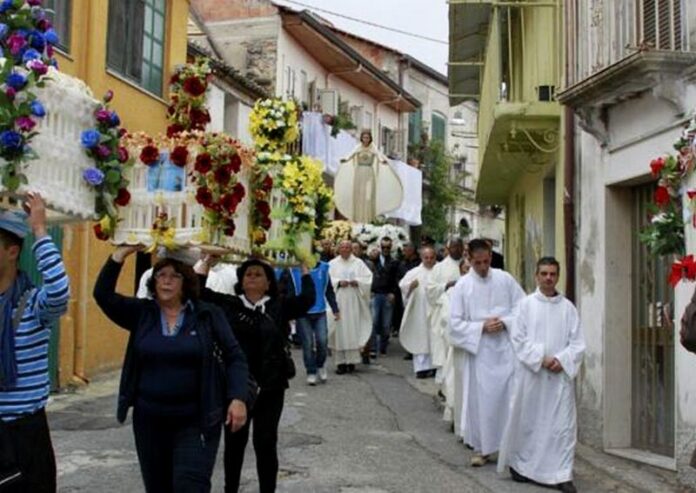 fedeli processione paravati