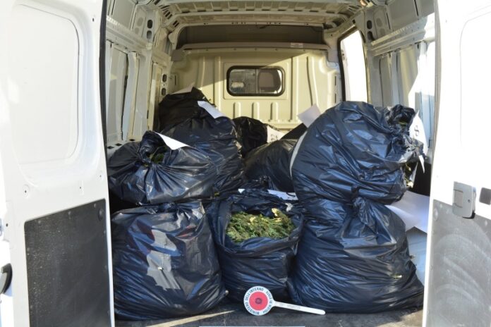 sequestrati sacchi pieni di marijuana