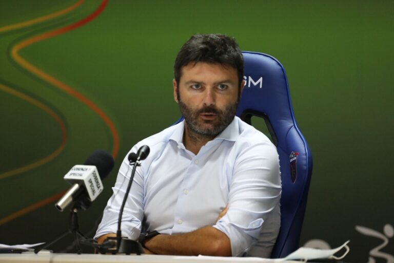 Roberto Goretti e il Cosenza ai saluti