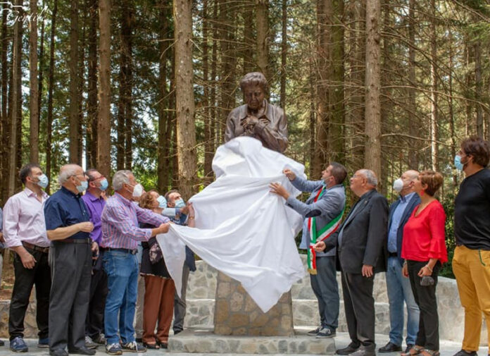 sila piazza busto natuzza