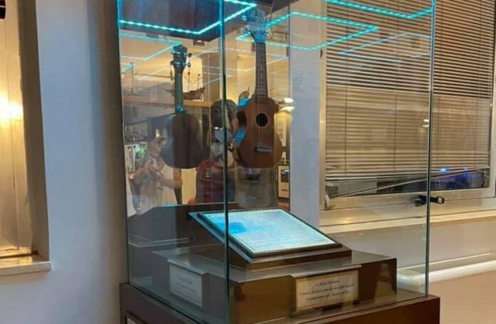 teca ukulele rino gaetano