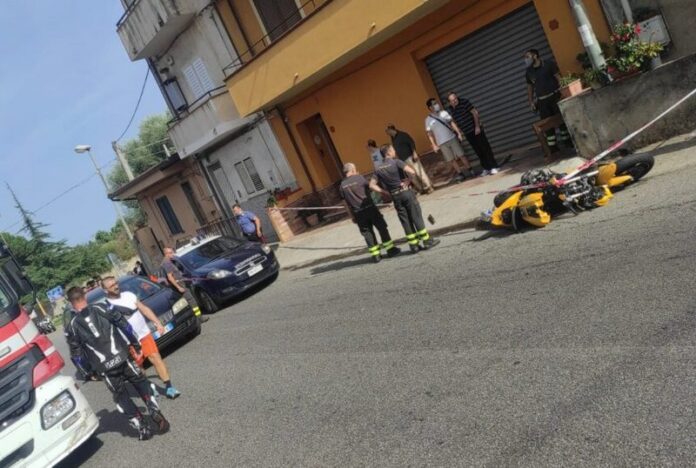 incidente moto buca motociclista morto