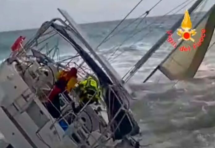 barca spiaggiata catanzaro