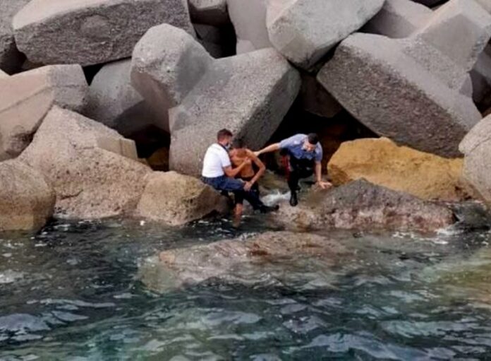 cirò marina ragazzo caduto scogli