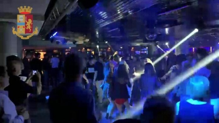 discoteca tutti senza mascherina