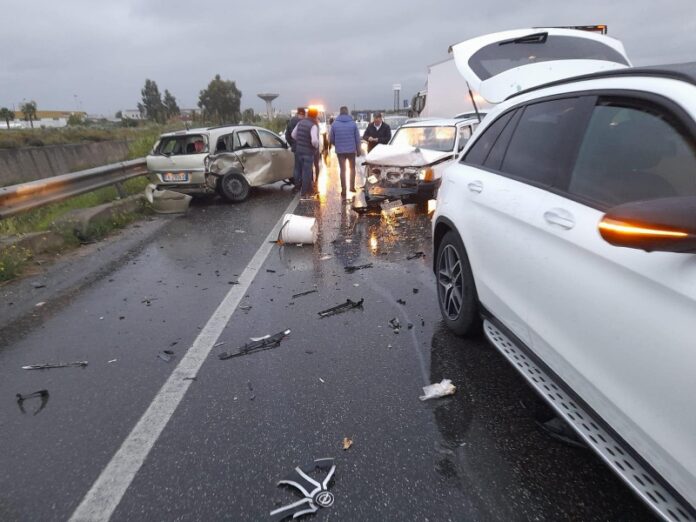 incidente stradale ss 106
