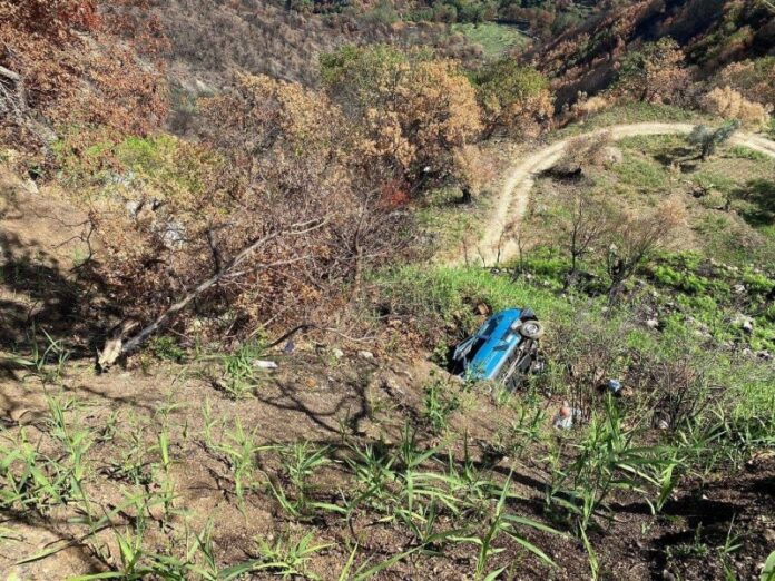 poliziotto salva anziano precipitato con auto