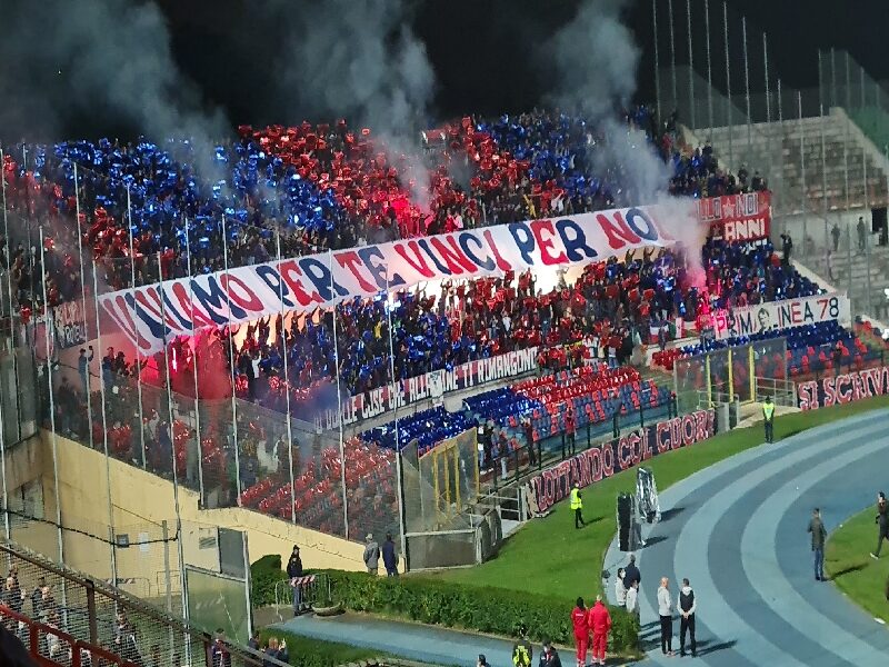 La coreografia del tifo rossoblù 