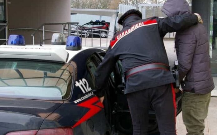 picchiava compagna e figli arresto